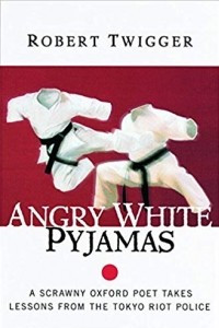 Книга Angry White Pyjamas: A Scrawny Oxford Poet Takes Lessons From The Tokyo Riot Police